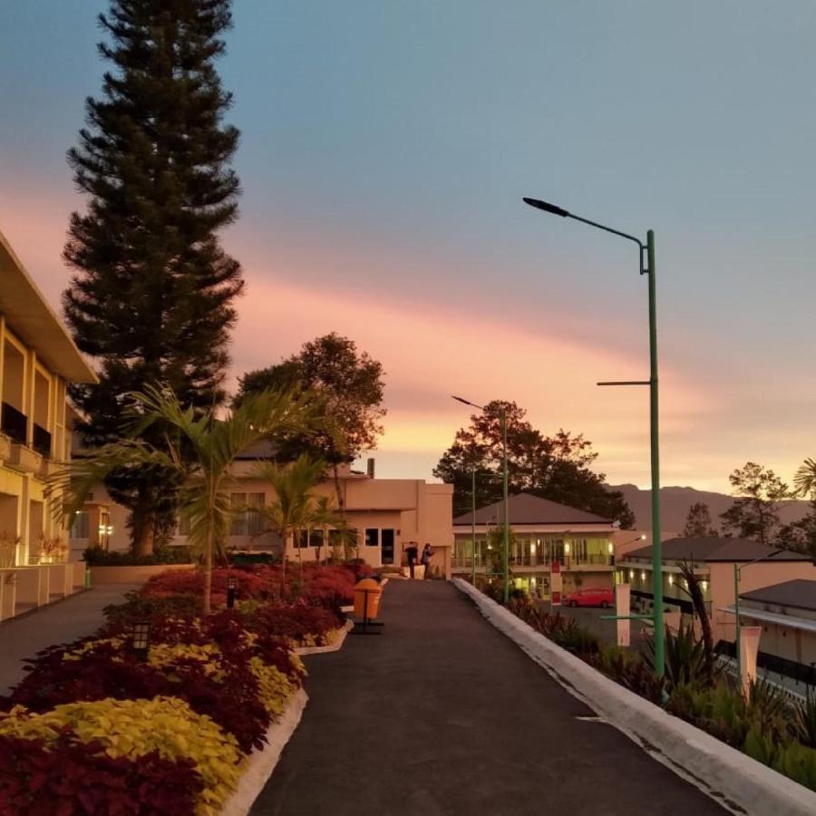 The Balcone Suites & Resort Bukittinggi Exterior photo